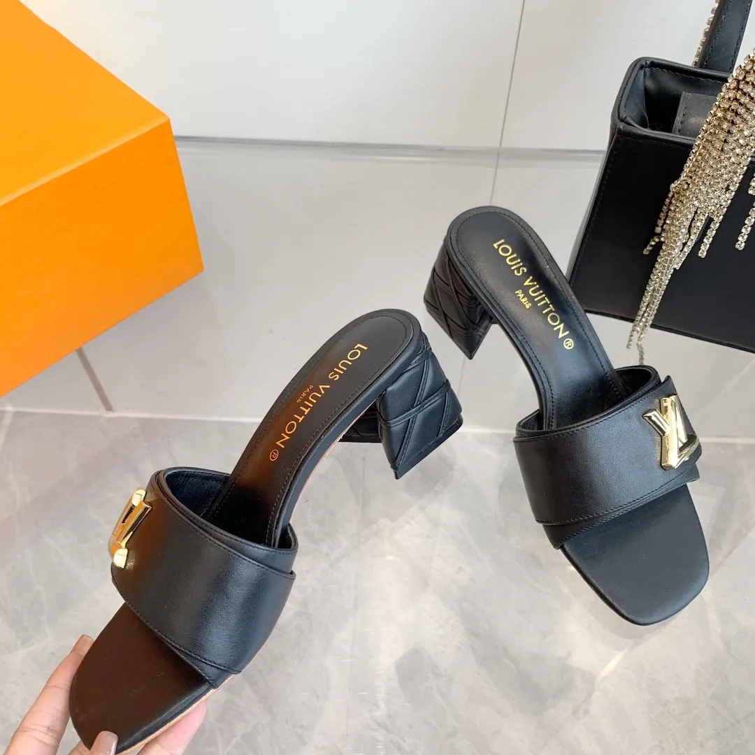 👟👟Ex-factory price 520👟👟 LV | Louis Vuitton ²⁰²³ 𝐬𝐬 🧡💚2️⃣0️⃣2️⃣4️⃣Early spring new model, top version⚠️ The counter features the latest models, square toe sandals, hard goods are new🆕 ❥Purchase level! Full of high-end feel! A popular model among bloggers at home and abroad, it’s retro and fashionable and looks amazing on your feet! Mainly recommended model on the official website★ ━━━━━ ЅᏇєєt ━━━━━ ▪️Upper: original cowhide + metal buckle ▪️Lining: imported goatskin lining ▪️Outsole: original Italian leather outsole ▪️Heel height: 5.5cm 9cm ▪️Shoe size: 35-39 (40 and 41 customized items are not returnable or exchangeable)